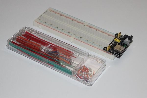 Protoboard + módulo de alimentación + cables